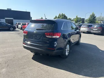 2017 Kia Sorento - image 3