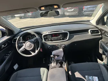 2017 Kia Sorento - image 9