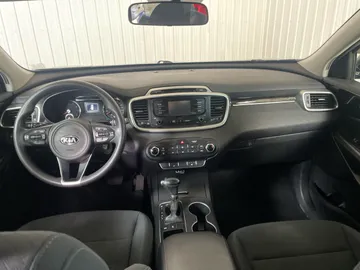2018 Kia Sorento - image 4