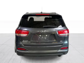 2018 Kia Sorento - image 11
