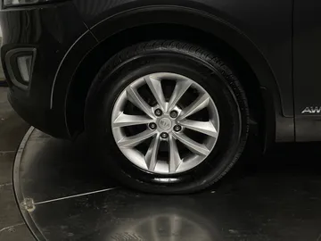 2017 Kia Sorento - image 6