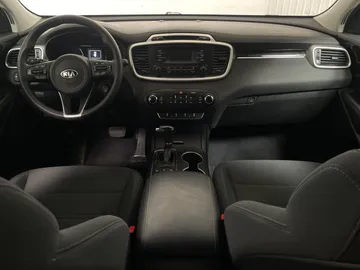 2017 Kia Sorento - image 4