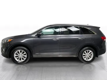 2017 Kia Sorento - image 9