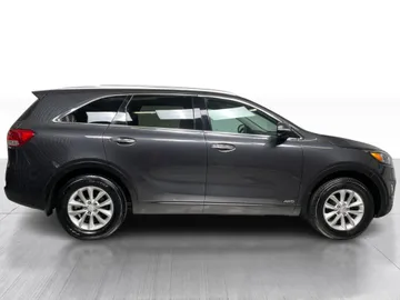 2017 Kia Sorento - image 2