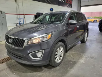 2017 Kia Sorento - image 3