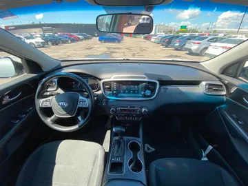 2020 Kia Sorento - image 9