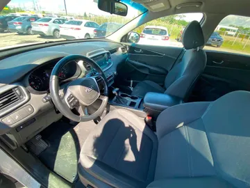 2020 Kia Sorento - image 8