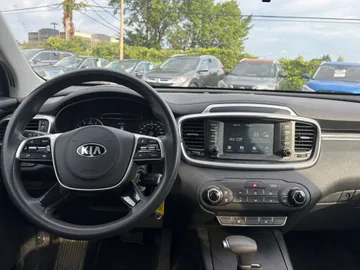 2020 Kia Sorento - image 10