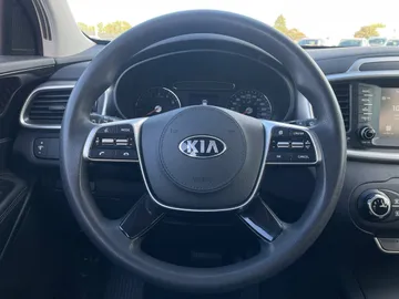 2020 Kia Sorento - image 17