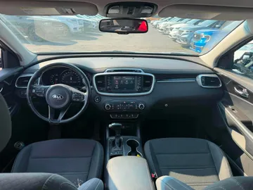 2018 Kia Sorento - image 9