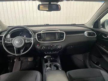 2018 Kia Sorento - image 4