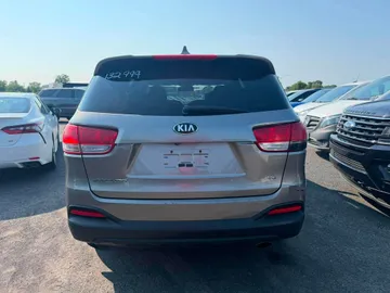 2018 Kia Sorento - image 6