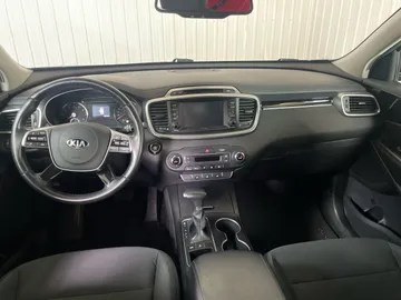 2019 Kia Sorento - image 4