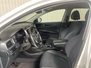 2019 Kia Sorento - image 3