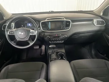 2019 Kia Sorento - image 4