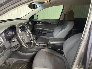 2019 Kia Sorento - image 3