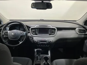 2019 Kia Sorento - image 4