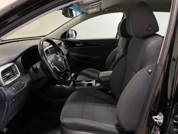2019 Kia Sorento - image 3