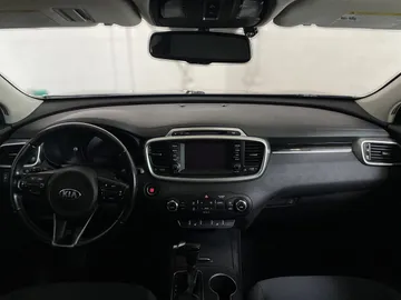 2018 Kia Sorento - image 4