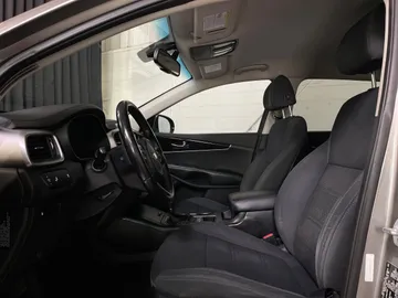 2018 Kia Sorento - image 3