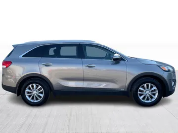 2018 Kia Sorento - image 2