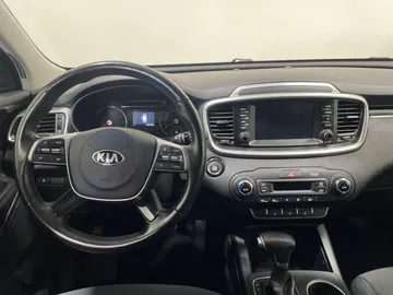 2020 Kia Sorento - image 4