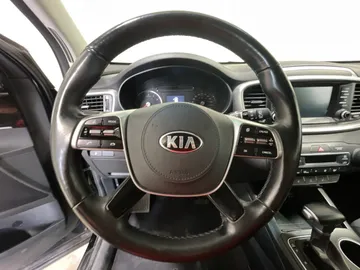 2020 Kia Sorento - image 23