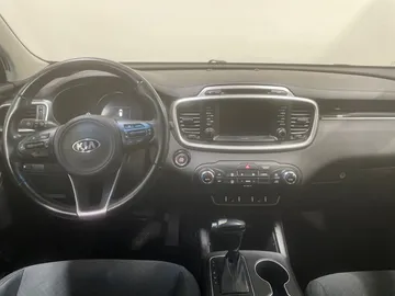 2018 Kia Sorento - image 4