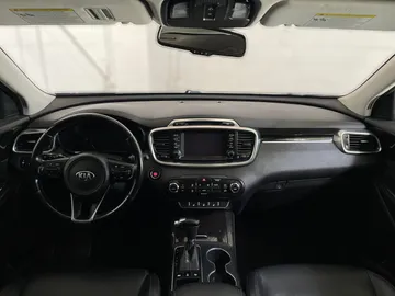 2018 Kia Sorento - image 4