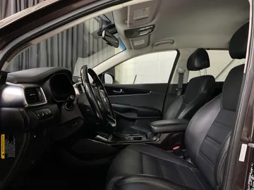 2018 Kia Sorento - image 3
