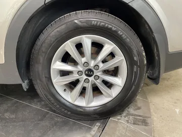 2019 Kia Sorento - image 6