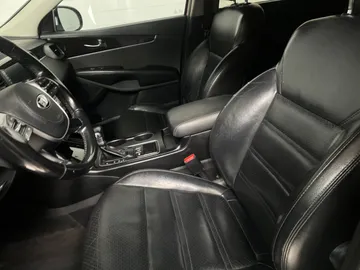 2019 Kia Sorento - image 11