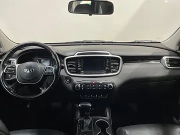 2019 Kia Sorento - image 4