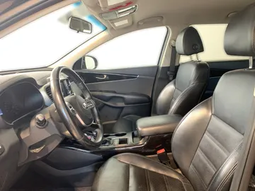 2019 Kia Sorento - image 10
