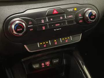 2018 Kia Sorento - image 23