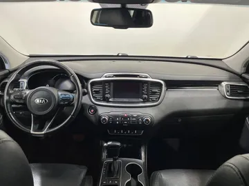 2018 Kia Sorento - image 4