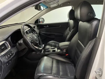 2018 Kia Sorento - image 3