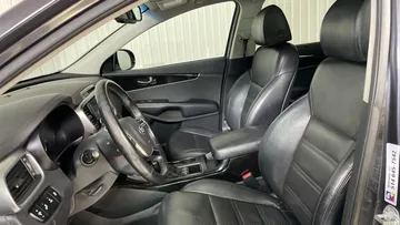 2019 Kia Sorento - image 3