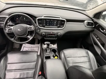 2020 Kia Sorento - image 9