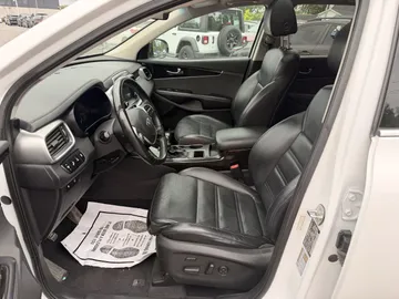 2020 Kia Sorento - image 8