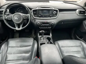 2016 Kia Sorento - image 9