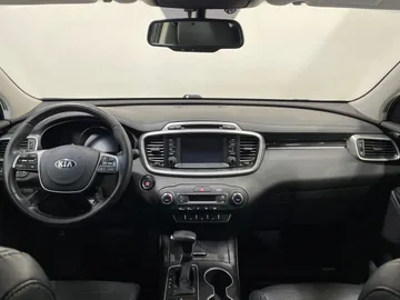2019 Kia Sorento - image 4