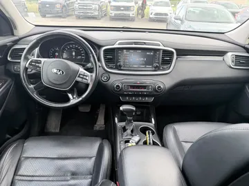 2020 Kia Sorento - image 9
