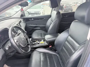 2020 Kia Sorento - image 8