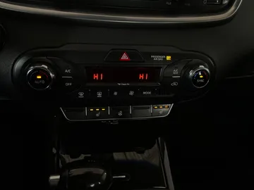 2016 Kia Sorento - image 24