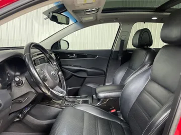 2016 Kia Sorento - image 3