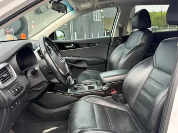 2020 Kia Sorento - image 8