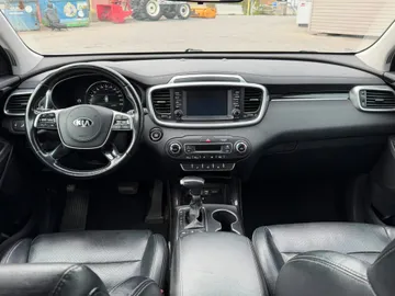 2020 Kia Sorento - image 9