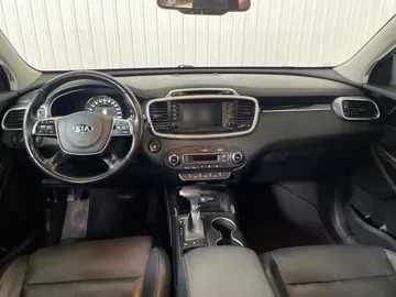 2019 Kia Sorento - image 4
