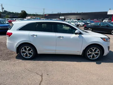 2017 Kia Sorento - image 4